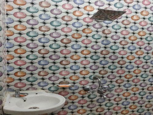Spot On 80956 Hotel Radhee Milan