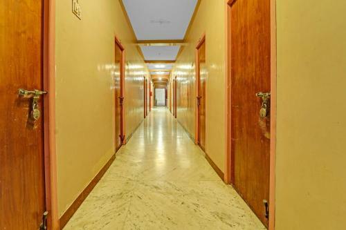 Oyo 85329 Hotel Vasee Residency