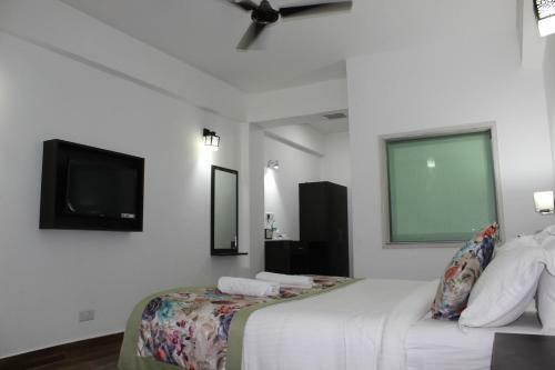 Hotel The Leenor Regency