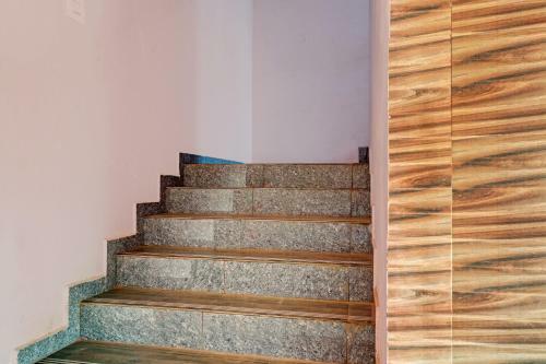 Oyo 81698 Hotel Gan Residency