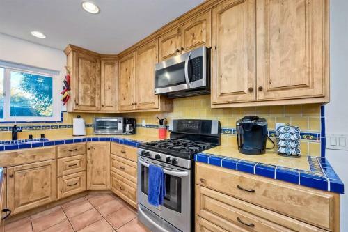 Great Group Retreat! Hacienda Decor, Spacious Floor Plan, Private Backyard