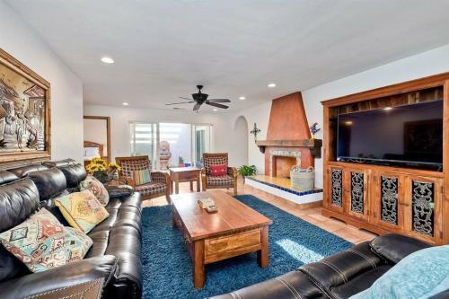 Great Group Retreat! Hacienda Decor, Spacious Floor Plan, Private Backyard