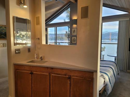 The Point! Spectacular Lake Views 5 Suites!