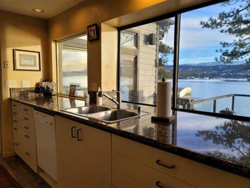 The Point! Spectacular Lake Views 5 Suites!