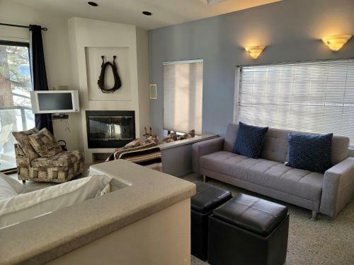 The Point! Spectacular Lake Views 5 Suites!