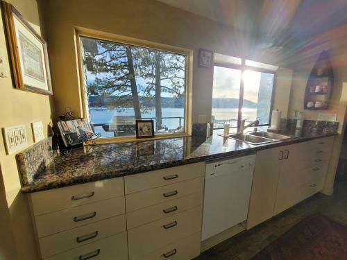 The Point! Spectacular Lake Views 5 Suites!