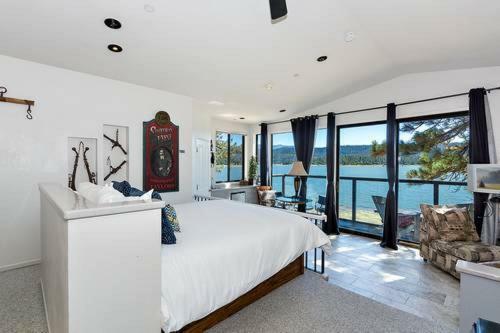 The Point! Spectacular Lake Views 5 Suites!