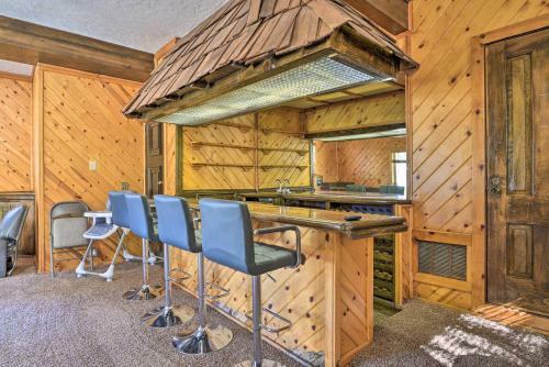 Luxe Escape With Decks, Mtn Views, Game Room!