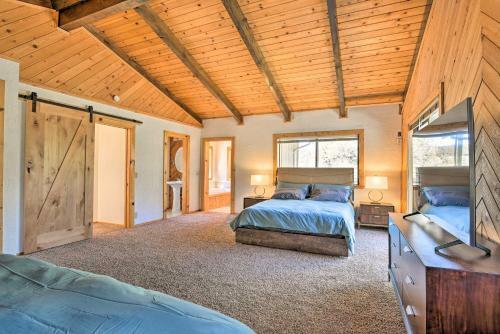 Luxe Escape With Decks, Mtn Views, Game Room!