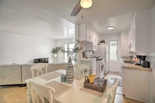 Sunny West Coast Apartment 7 Mi To Beaches!