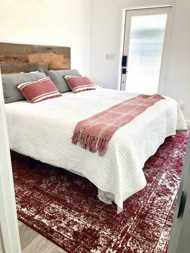 Modern, Secluded Retreat - Walk To The Plaza!