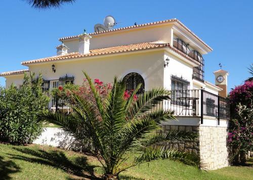 Beautiful Villa Montebello In Benajarafe With Private Salt Pool