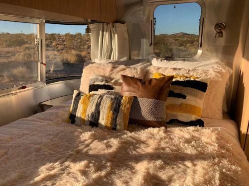 Jthavn - Joshua Tree Remote Airstream Swing Bed Stargazing!