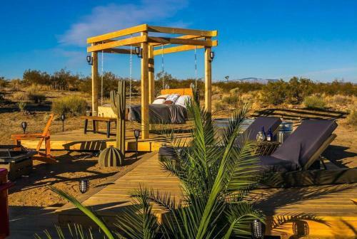 Jthavn - Joshua Tree Remote Airstream Swing Bed Stargazing!