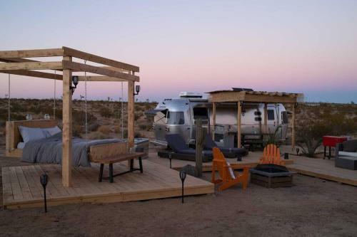 Jthavn - Joshua Tree Remote Airstream Swing Bed Stargazing!