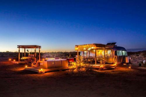 Jthavn - Joshua Tree Remote Airstream Swing Bed Stargazing!