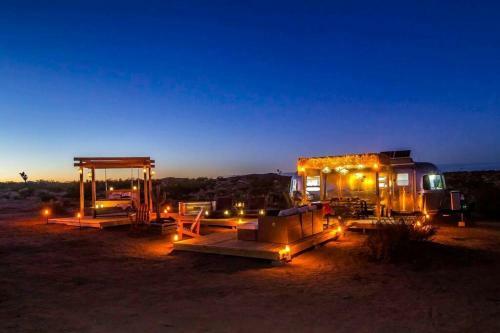Jthavn - Joshua Tree Remote Airstream Swing Bed Stargazing!