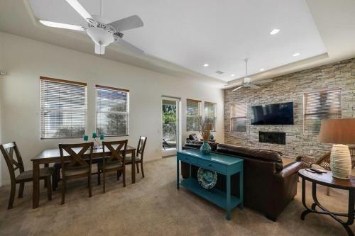 Cheerful 2 Bedroom Home In A Quiet Gated Community