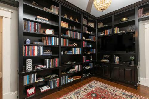 Red Door Retreat- Executive, Luxury, Historic