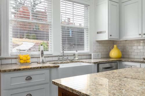 Red Door Retreat- Executive, Luxury, Historic