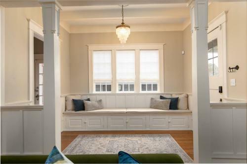 Red Door Retreat- Executive, Luxury, Historic
