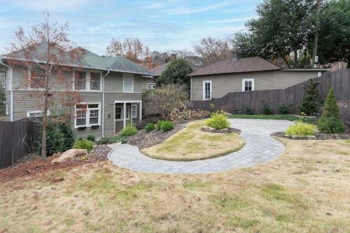 Red Door Retreat- Executive, Luxury, Historic