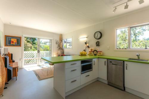 Four Palms Cottage - Onetangi Holiday Home