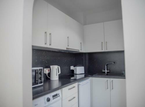 Modern One Bedroom Apartment At Great Location