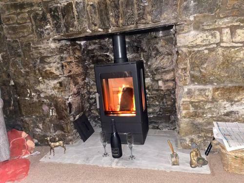 The Cwtch, With Log Fire, Sleeps 5, Pets Welcome, Nr Zip World Tower