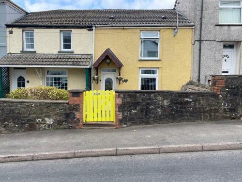 The Cwtch, With Log Fire, Sleeps 5, Pets Welcome, Nr Zip World Tower
