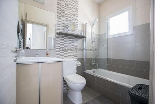 Beautiful Villa Minutes From The Beach, Protaras Villa 1405
