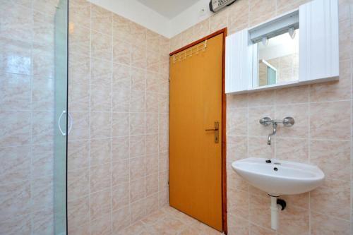 Apartments With A Parking Space Vinisce, Trogir - 14407