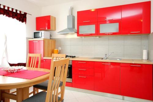 Apartments By The Sea Vinisce, Trogir - 10008