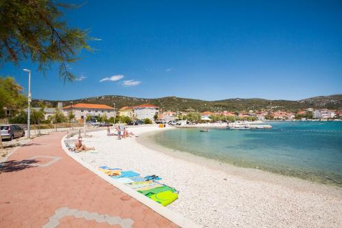 Apartamento A4 - Modern Apt W Terrace 3 Min Walk To Beach