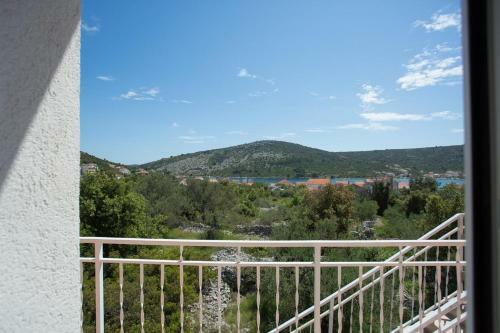 Apartments With A Parking Space Vinisce, Trogir - 18073