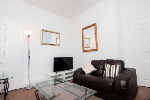 Summit- Large 1-bed Westend Apartment With Parking