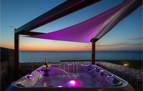 Nice Home In Vis With Jacuzzi, Wifi And 2 Bedrooms