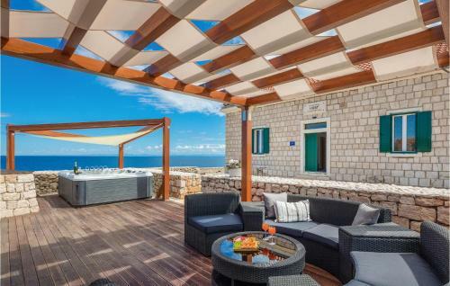Nice Home In Vis With Jacuzzi, Wifi And 2 Bedrooms
