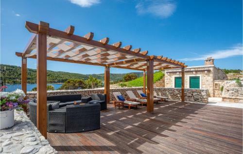 Nice Home In Vis With Jacuzzi, Wifi And 2 Bedrooms