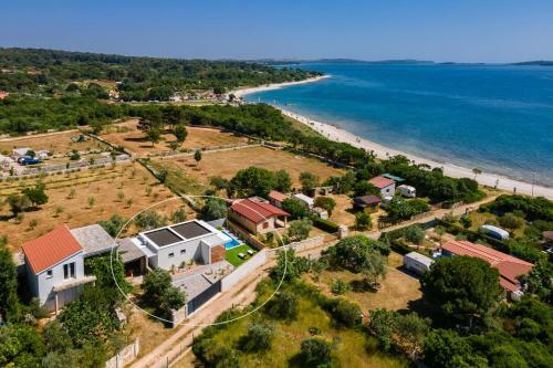 Villa For Two Person With Pool In Peroj