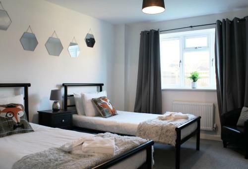 Low Cost, 4 Bed, Pet Friendly Apartment & Parking 06