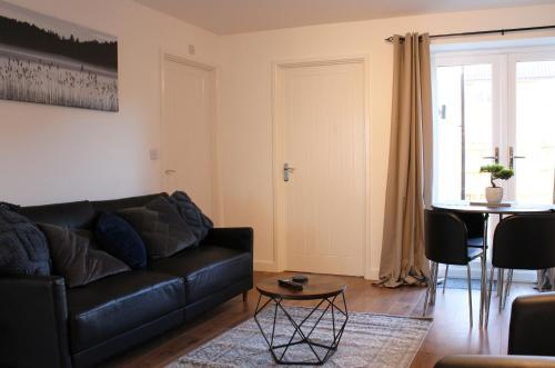 Low Cost, 4 Bed, Pet Friendly Apartment & Parking 06