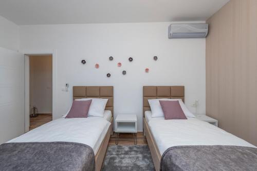 Luxury Apartments - La Vir 1 & 2