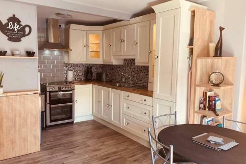 Luxurious 2-bed Town Centre Apartment