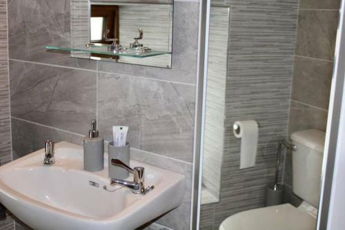 Luxurious 2-bed Town Centre Apartment