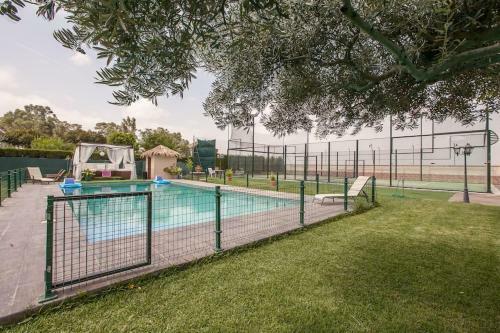 Luxurious Villa. Pr�vate Pool, Padel Court. Subway