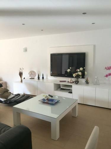 Luxurious Villa. Pr�vate Pool, Padel Court. Subway