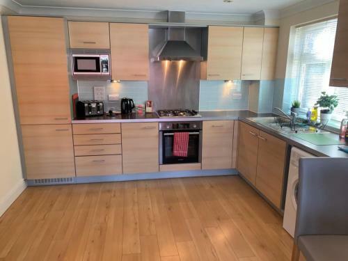 Addlestone - Stylish And Modern 2 Bedroom Apartment