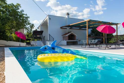Villa Large 150 M2 Apt With Pool And 500 M2 Garden