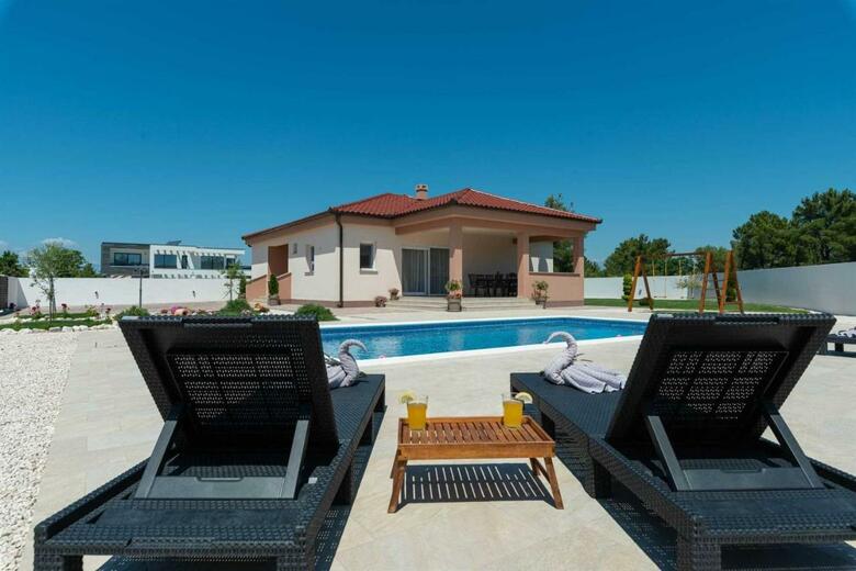 4* Villa First Hill With Heated Pool, Zaton